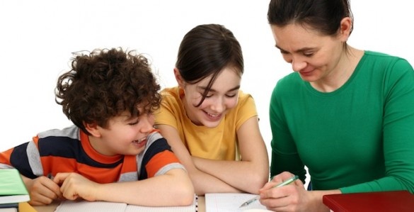 Cha mẹ hãy tạo một môi trường lý tưởng tại nhà để con có thể tiếp cận tiếng Anh từ sớm (ảnh minh họa).