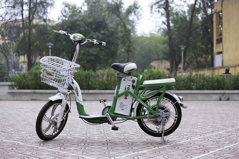 Xe điện màu xanh trắng phù hợp người mệnh Hỏa.