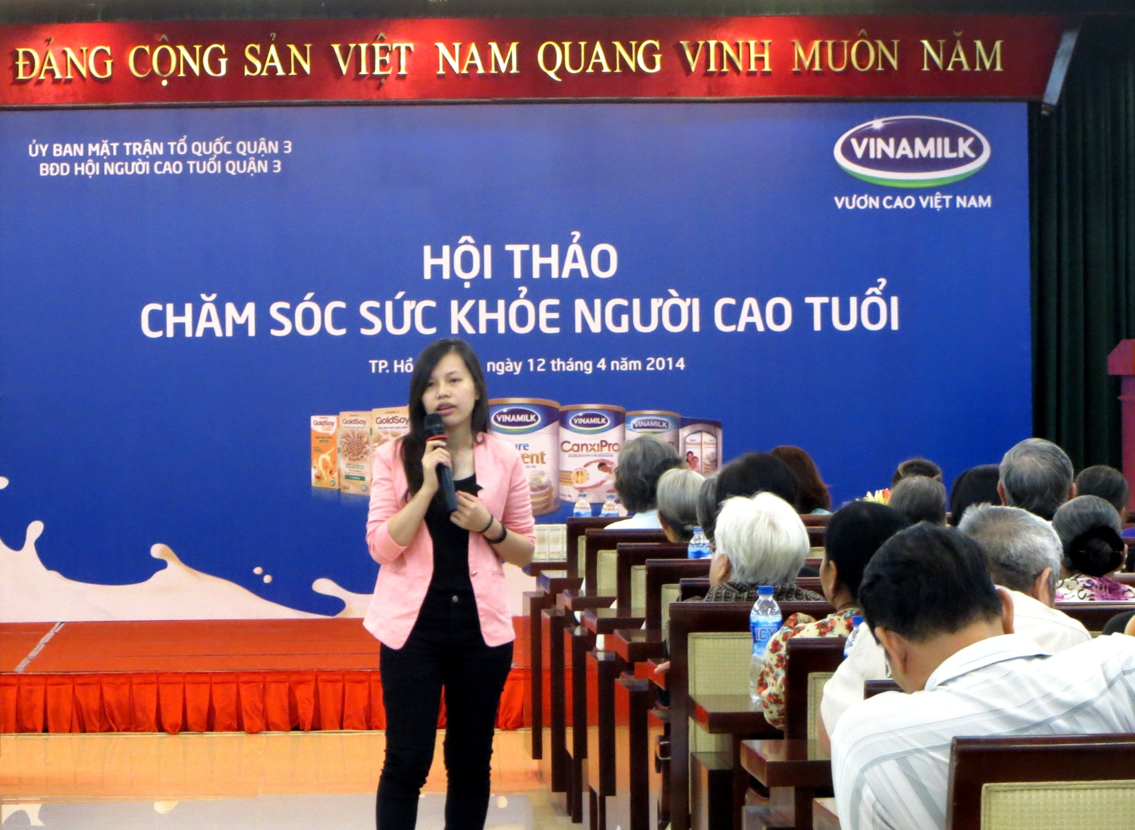 Vinamilk cham soc suc khoe cho nguoi cao tuoi hinh anh
