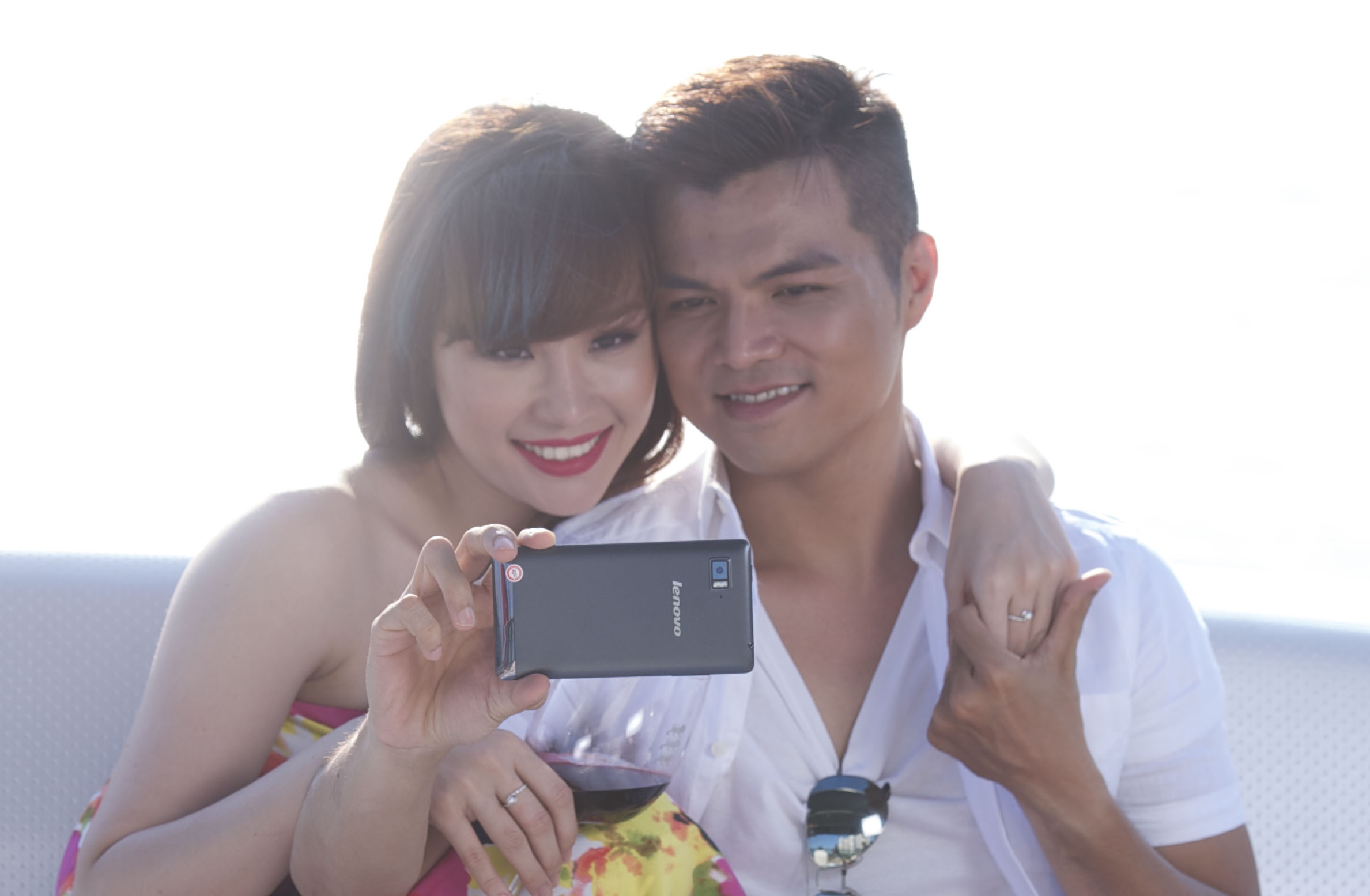 Chon smartphone cho dan van phong nang dong hinh anh