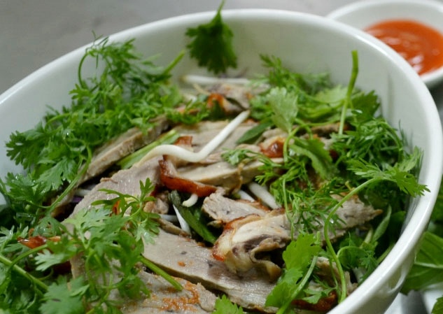 Bún vịt trộn rất dễ ăn và có hương vị riêng biệt.
