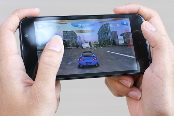 RACER với chip đồ họa Mali-400MP giúp game thủ giải trí với những game 3D hạng nặng ngay cả khoảng thời gian ngồi trên xe.