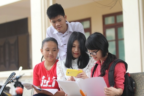 Gioi tre hao hung voi chiec smartphone loi tu duoi 3 trieu hinh anh