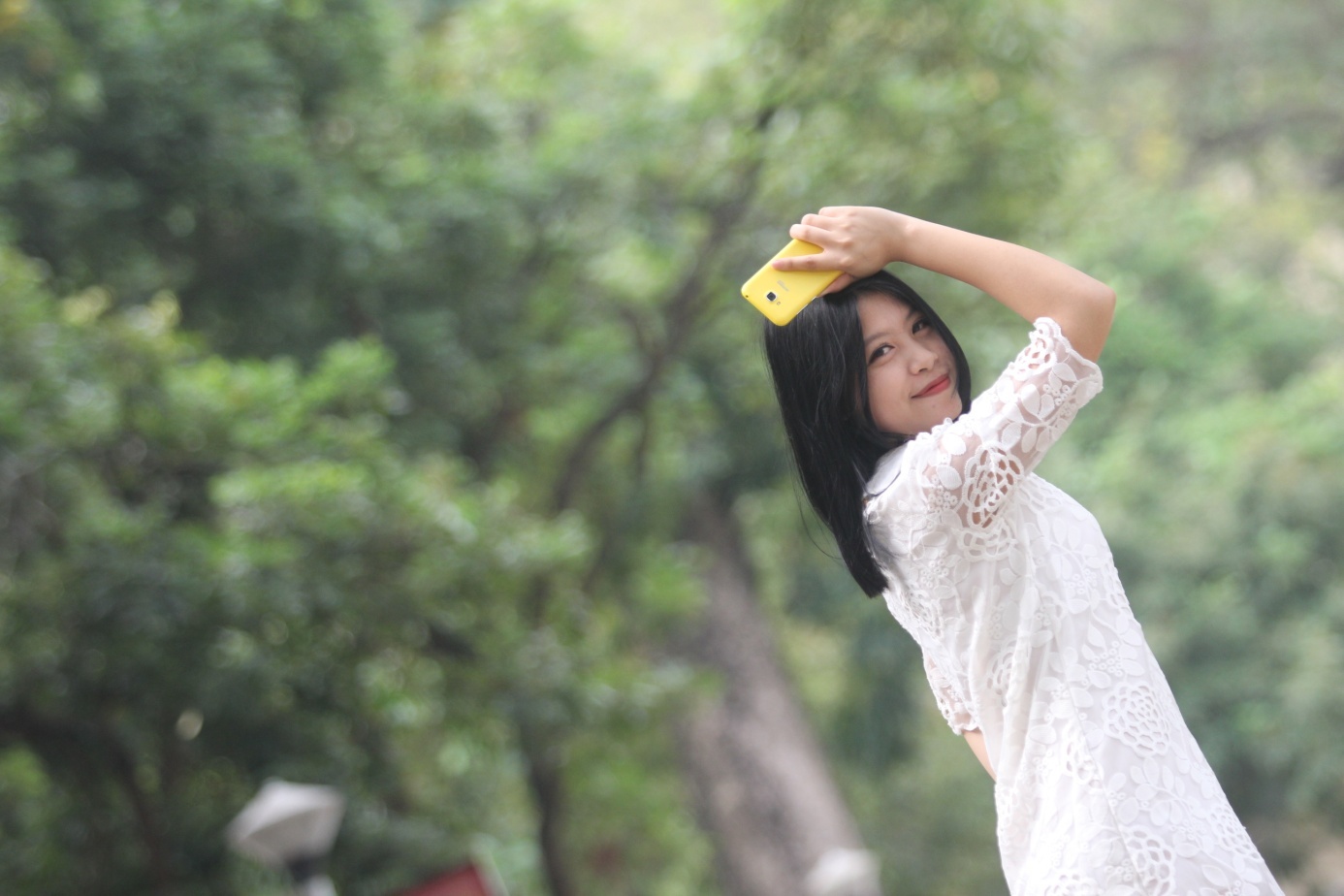 Bộ trang phục của Thùy Dung trở nên thời trang hơn với chiếc RACER thiết kế trẻ trung, đa màu sắc.