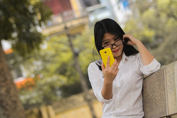 Máy thỏa mãn giới trẻ cùng trào lưu chụp ảnh selfie với trang bị camera trước lên tới 5 megapixel.