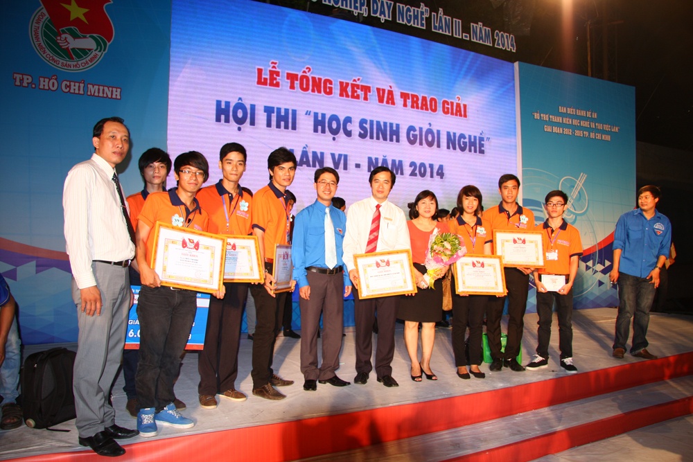 Cao dang thuc hanh HUTECH: Vung tay nghe, chac tuong lai hinh anh