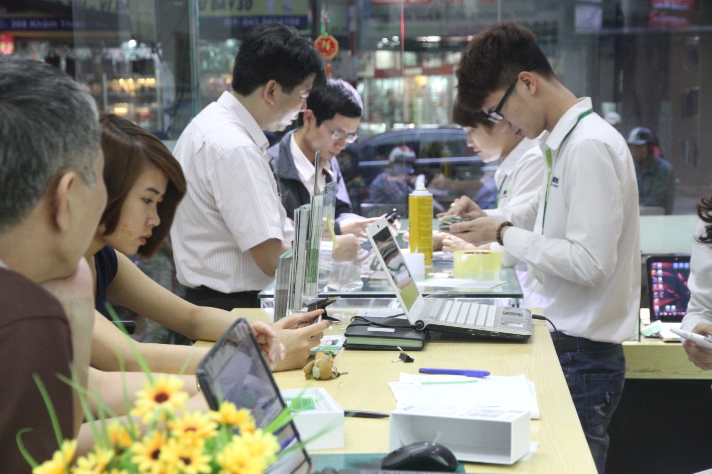 Rất đông khách hàng tới showroom của HKPhone tại 281A Khâm Thiên để tìm mua sản phẩm Revo MAX8 theo chương trình khuyến mãi.