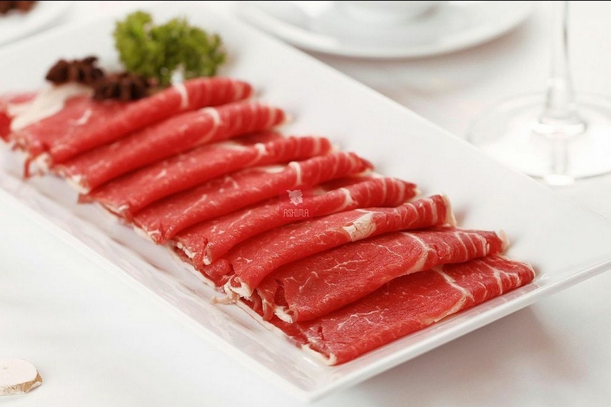 Thịt bò nhập khẩu thượng hạng dùng ăn kèm với lẩu nấm bổ dưỡng.