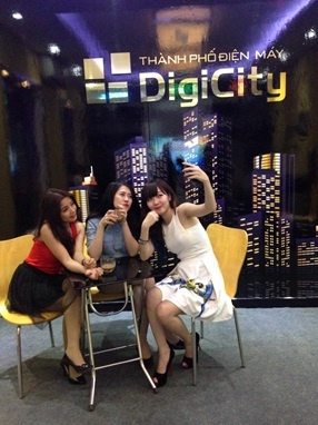 Hot Girl Hường Hana, Mai Sương, Lệ Quyên khám phá Thành phố điện máy.