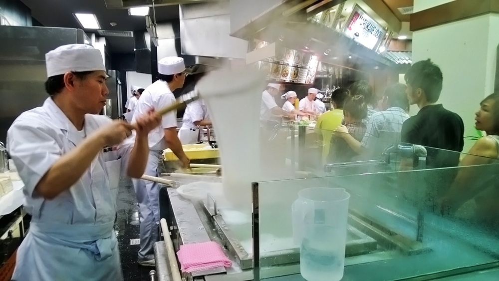 Mọi người xếp hàng chờ thưởng thức mì Udon trứ danh Nhật Bản.