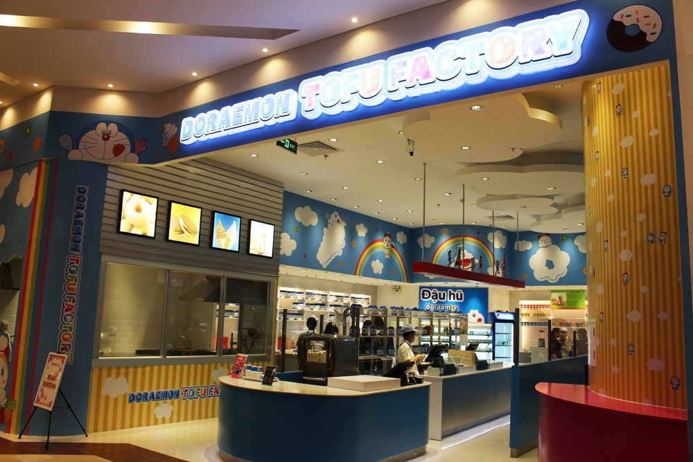 Những chiếc Dorayaki và kem tại cửa hàng Doreamon Tofu Factory.