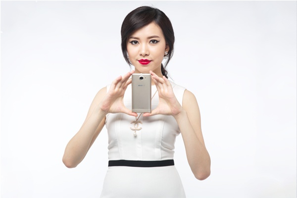 HKPhone chieu long khach hang voi RACER AIR mau champagne hinh anh