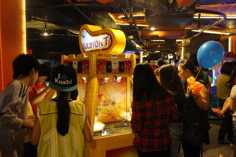 Gioi tre cuong nhiet trong ngay khai truong Apollo Games hinh anh