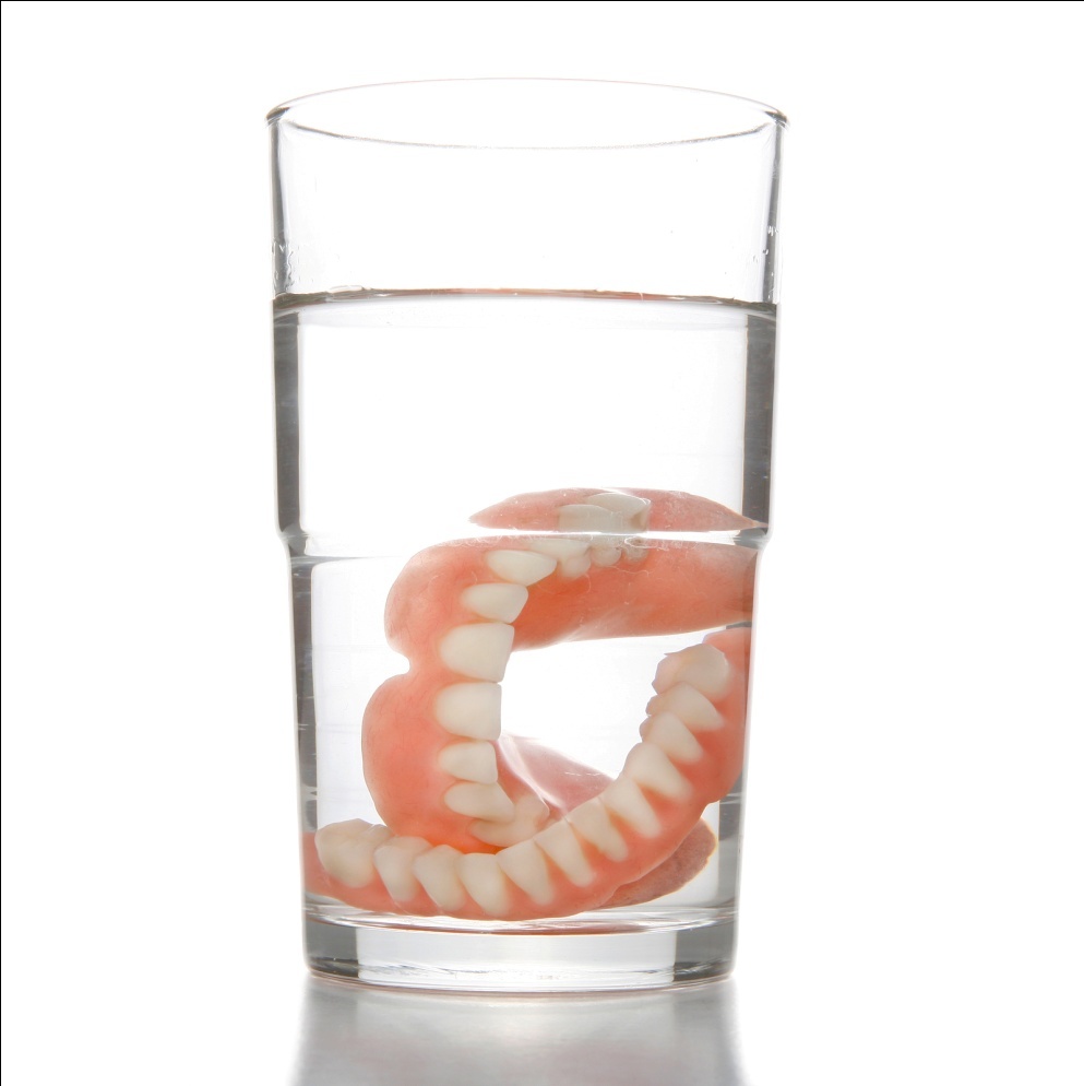 Hãy luôn giữ hàm răng giả sạch sẽ.