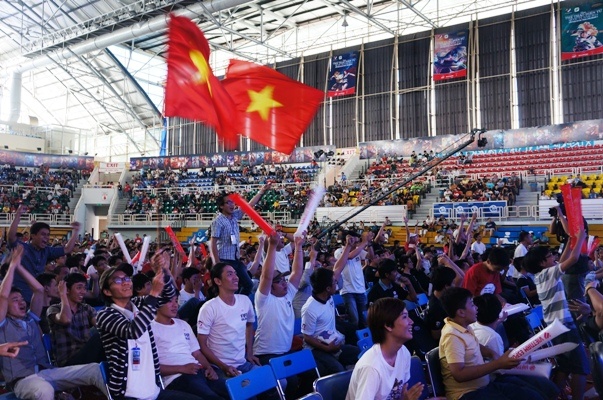 Gợi ý: Vòng chung kết giải vô địch thể thao điện tử sinh viên 2014 (S.E.T) diễn ra từ 7h-20h ngày 11/5 tại hội trường trường ĐH Thể dục thể thao TP.HCM (Thủ Đức), hội tụ 16 đội tuyển sinh viên giỏi nhất 3 miền ở hai bộ môn Liên Minh Huyền Thoại và FIFA Online 3.