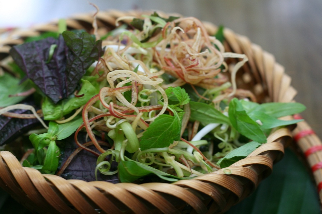 Bánh cuốn Phủ Lý không thể thiếu rau sống.