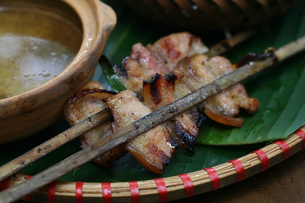 Thịt ba chỉ kẹp que tre nướng – điểm đặc biệt làm nên hương vị của bánh cuốn Phủ Lý.