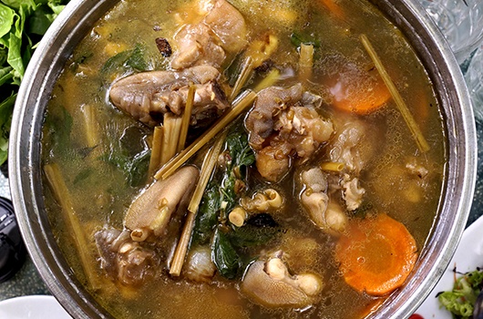 Hầu như du khách nào đến Làng Tre cũng phải thưởng thức món chân đà điểu hầm sả số một tại đây.