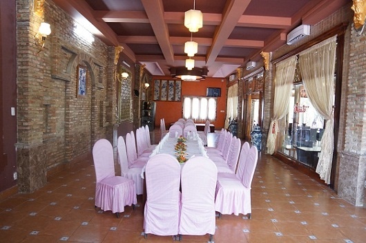 Nhà hàng Hải sản với không gian sang trọng và gần gũi thiên nhiên, thường xuyên tổ chức đám cưới, liên hoan, sinh nhật cho thực khách.