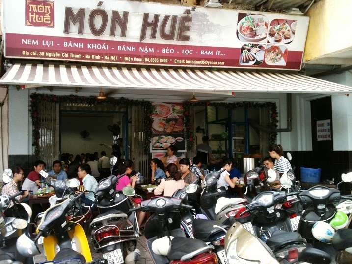 Quán khá đông khách không chỉ nhờ ngon, sạch và rẻ mà còn nhờ phong cách phục vụ dễ chịu, phòng điều hòa, giao hàng tận nơi.