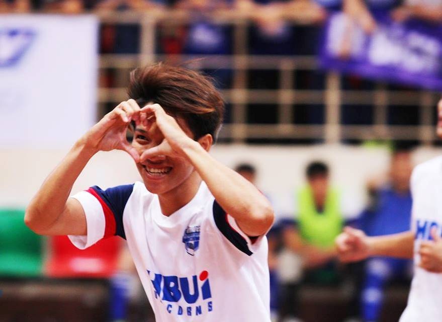 Một cầu thủ đội Đại học quốc tế Hồng Bàng làm biểu tượng trái tim tặng cho các cổ động viên quá sức cuồng nhiệt của mình.