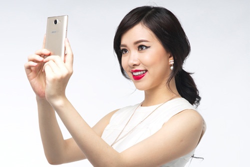 Không chỉ cuốn hút người dùng ở thiết kế sang trọng, RACER AIR còn có khả năng chụp ảnh rất ấn tượng.