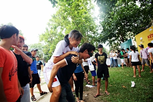 Những trò chơi vui nhộn hấp dẫn đông sinh viên.