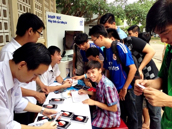 Đại diện công ty Lê Phụng trực tiếp tư vấn về các sản phẩm.