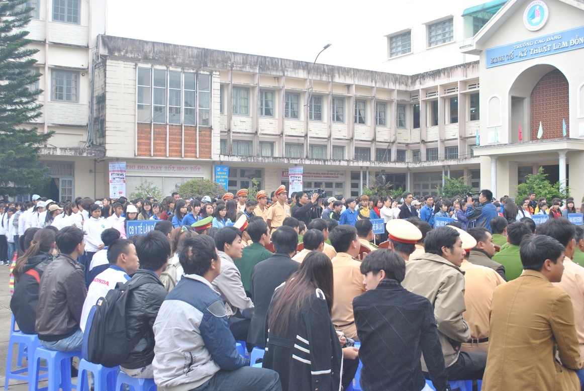 1. Hàng ngàn cán bộ và sinh viên, đoàn viên có mặt tại trường Cao đẳng Kinh tế Kỹ thuật Lâm Đồng tham gia ngày hội.