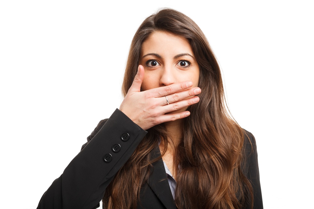 Hơi thở hôi là rào cản khi giao tiếp.