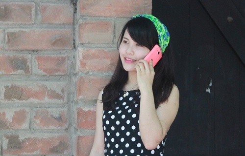 Bích Ngọc cảm thấy rất ưng ý với chiếc điện thoại đang dùng nhờ tiện ích 2 sim giúp tiết kiệm chi phí.