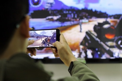 Khac biet khi choi game tren smartphone loi tu va loi 8 hinh anh