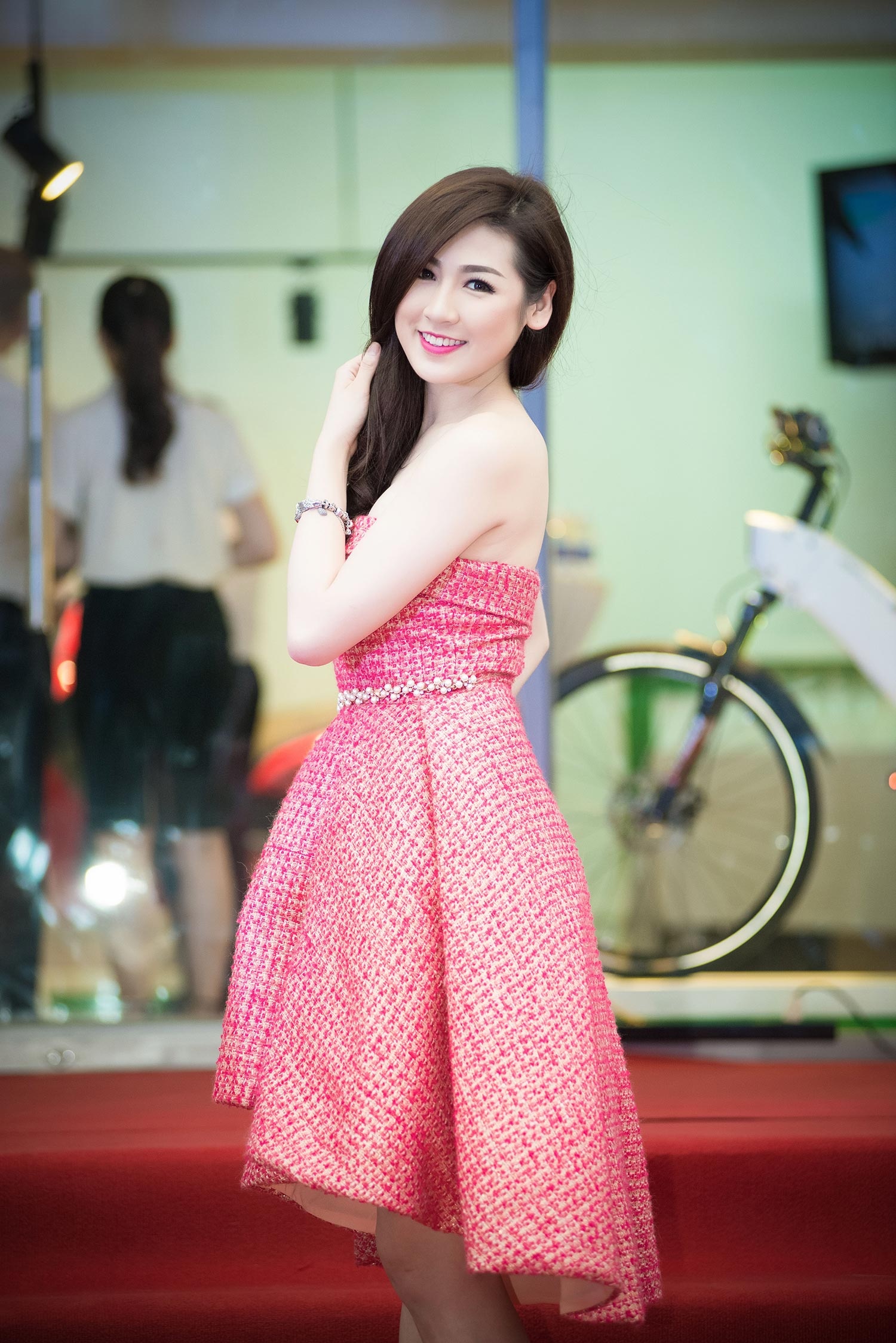  Á hậu Tú Anh khéo léo khoe nhan sắc rực rỡ.