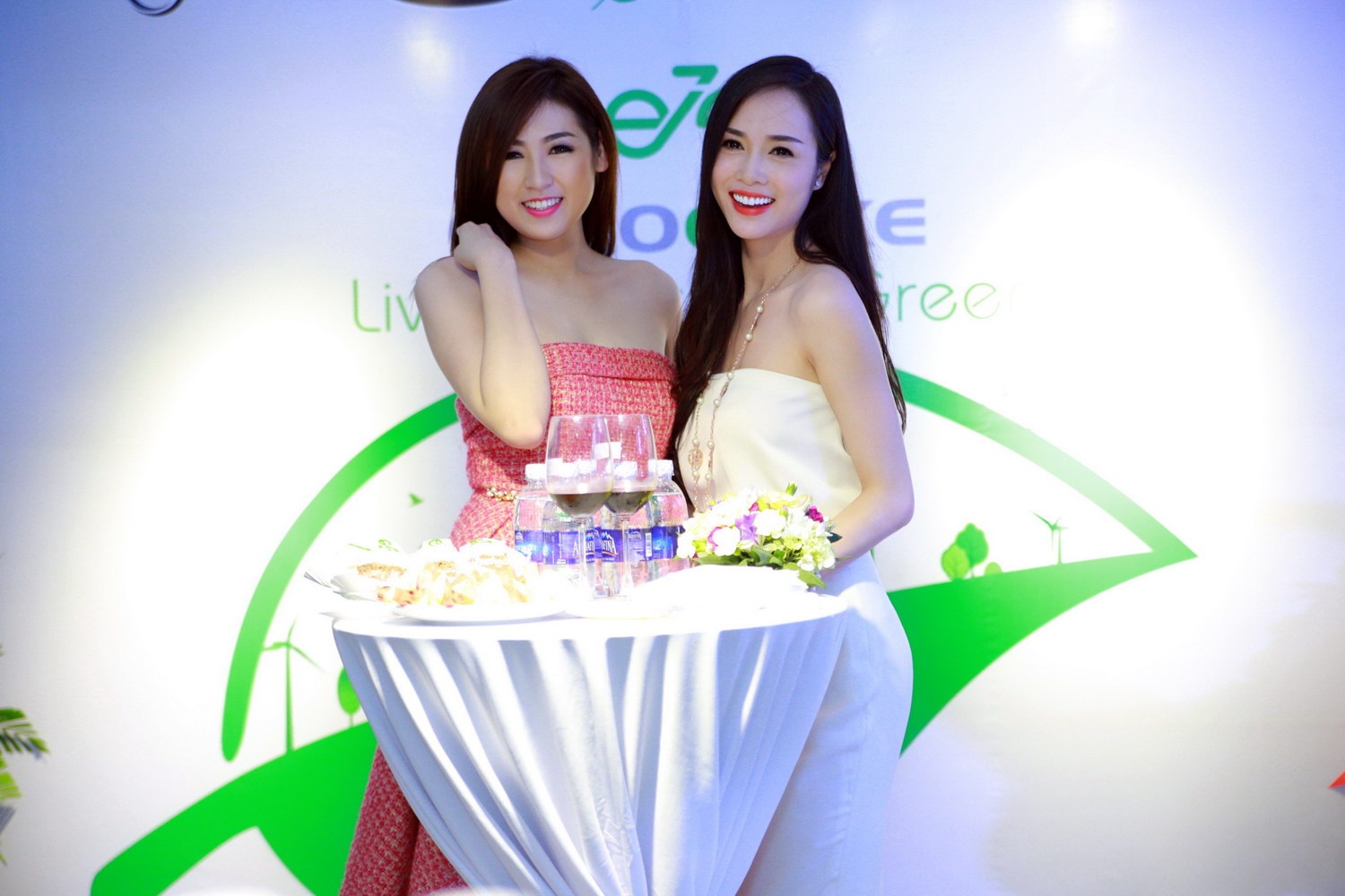 Hai người đẹp vô cùng vui vẻ khi tìm hiểu về các tính năng của dòng xe máy điện hiện đại của Euro Ebike vừa xuất hiện trên thị trường Việt Nam.