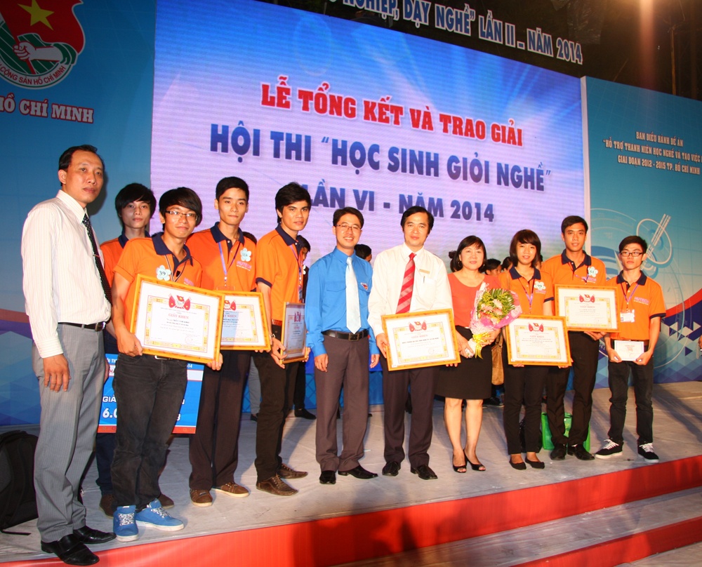 Sinh viên cao đẳng thực hành HUTECH với những giải thưởng xuất sắc tại lễ trao giải Học sinh giỏi nghề TP.HCM năm 2014