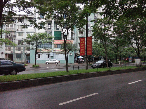 Kĩ thuật viên test thử Aveo X8 trong điều kiện thực tế trời mưa nhẹ ko có nắng.