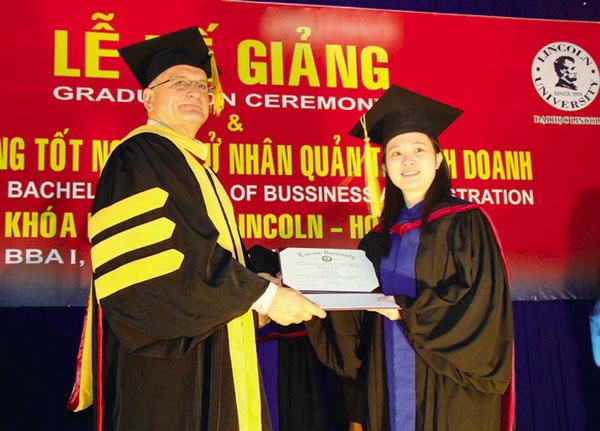 Lễ tốt nghiệp cử nhân uản trị kinh doanh của Đại học Lincoln – Hoa Kỳ.