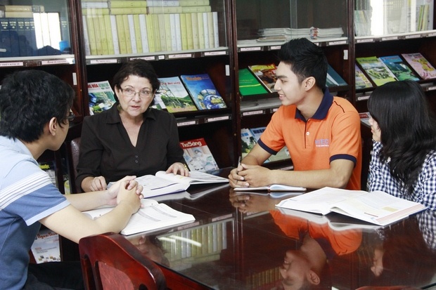 Sinh viên quốc tế HUTECH được học tập trong môi trường hiện đại, năng động.