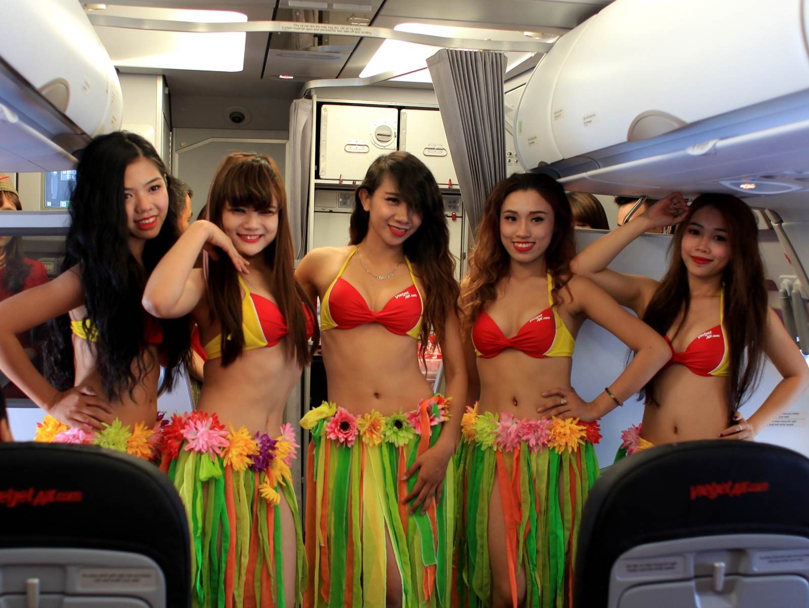 VietJet lai trinh dien bikini trong chuyen bay den Singapore hinh anh