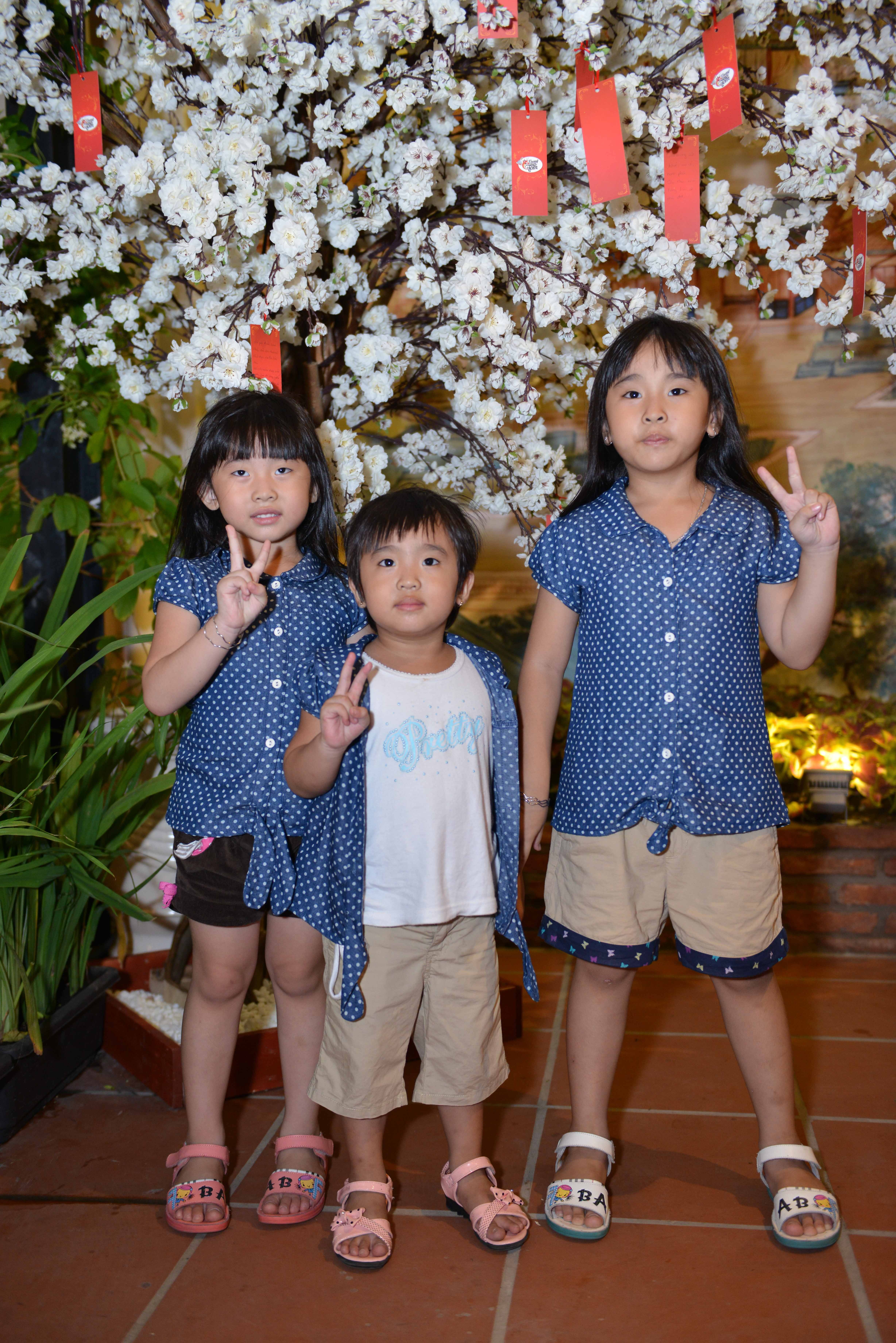 Các thiên thần nhỏ chụp hình với cây ước nguyện tại nhà hàng Vương Quốc Tôm.