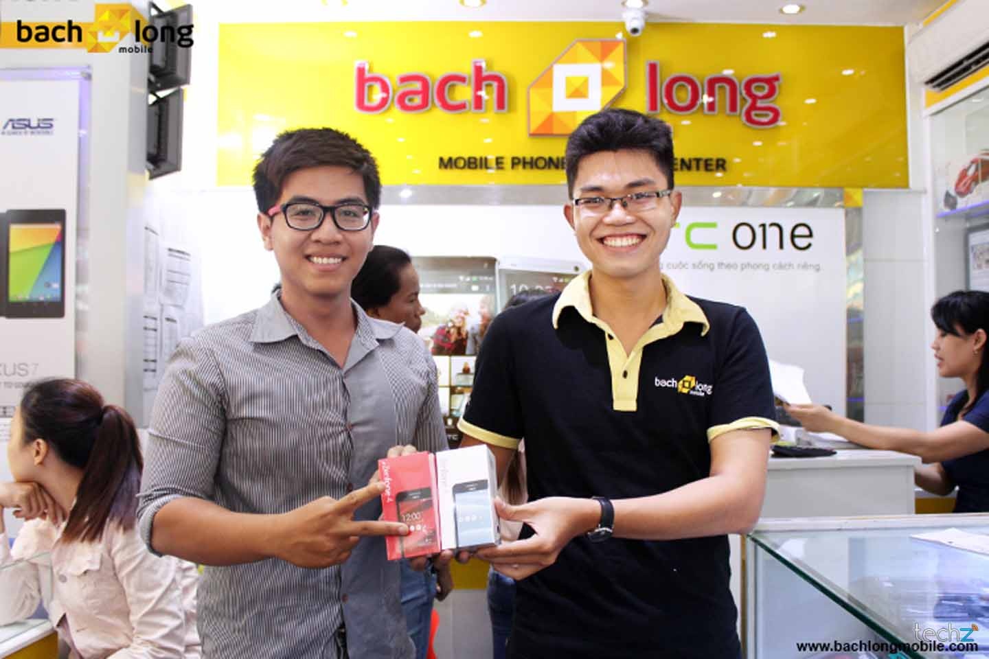 Một khách hàng đến từ rất sớm để có thể mua một lần hai chiếc điện thoại Asus Zenfone 4 tại Bachlongmobile.com.