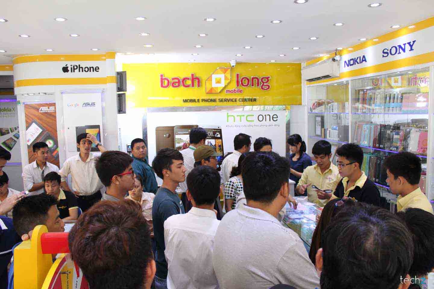 Rất đông khách hàng đã chọn mua Asus Zenfone 4 tại Bachlongmobile.com, chi nhánh 136 lúc này có thể nói không còn chỗ đứng.