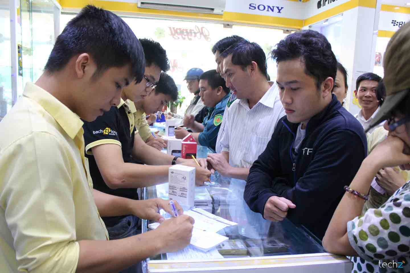 Nhân viên bán hàng tạiBachlongmobile.com đang làm phiếu bảo hành cho khách hàng mua Zenfone 4.