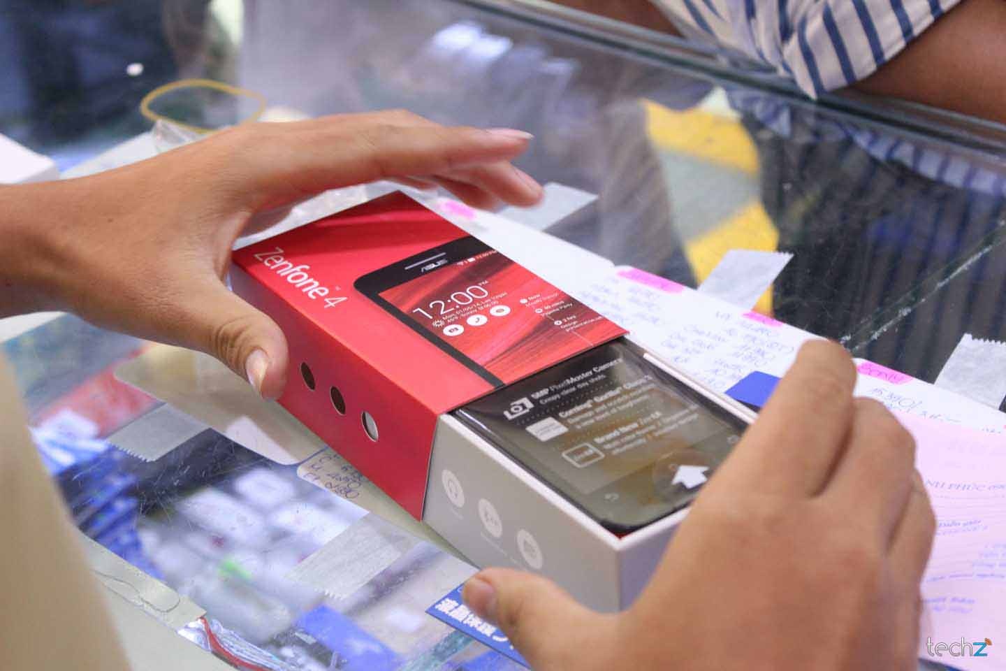 Asus Zenfone 4 hot trong ngay dau tien hinh anh