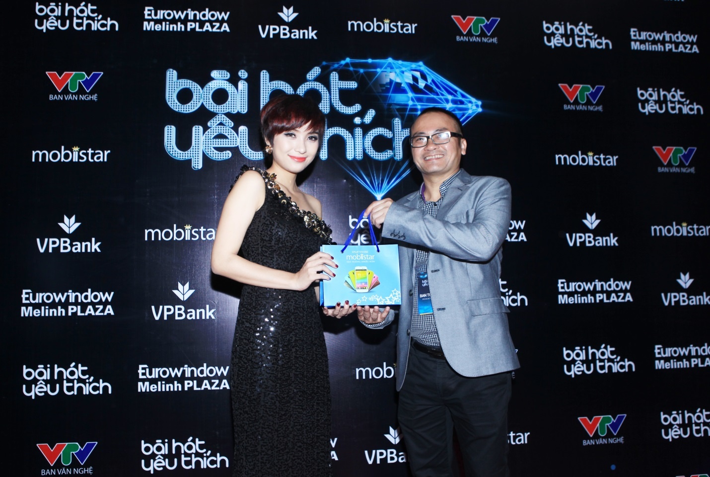 Trúc Nhân và Tiêu Châu Như Quỳnh nhận quà tặng từ thương hiệu smartphone Việt Mobiistar.