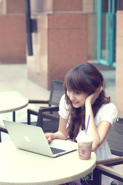 Lướt web mượt mà cùng Macbook Air.