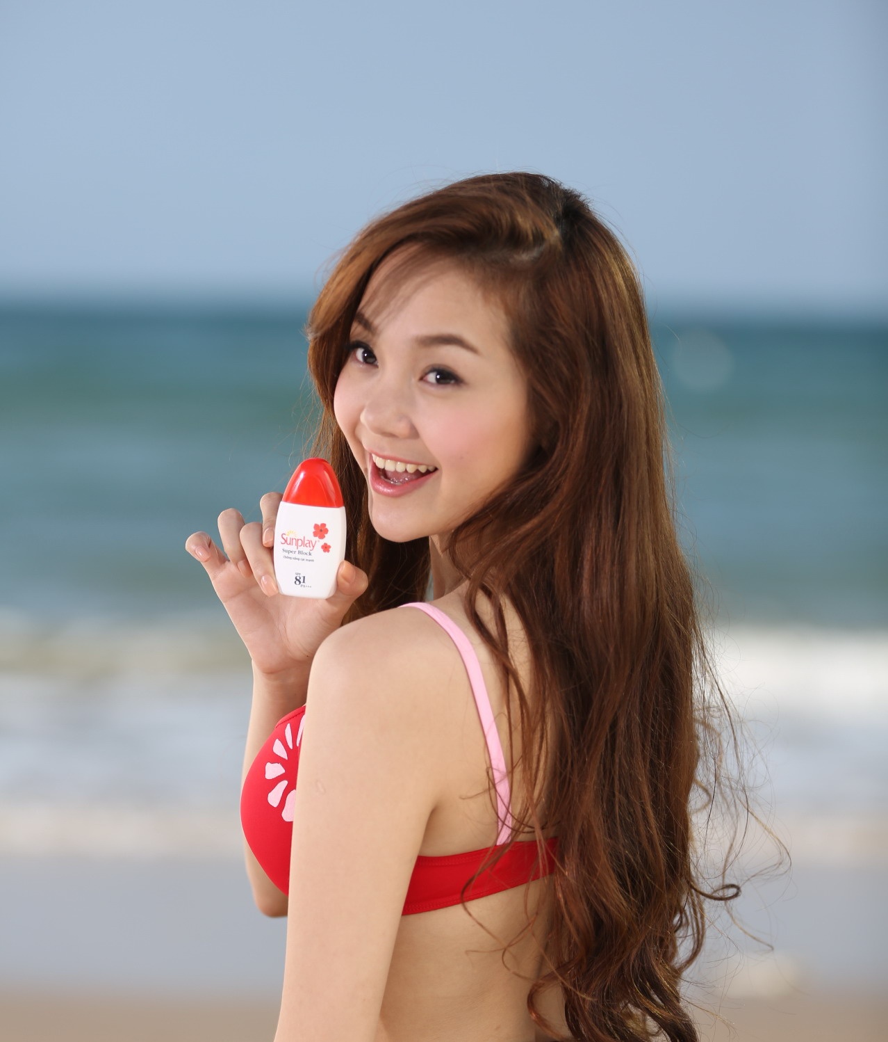 Để có thể hòa mình vào làn nước trong xanh, Minh Hằng luôn ý thức bảo vệ làn da mình dưới ánh nắng gay gắt. Người bạn thân thiết nhất của cô những lúc này là sản phẩm Sunplay Super Block với chỉ số chống nắng cao SPF81, PA+++ cho khả năng chống nắng mạnh.