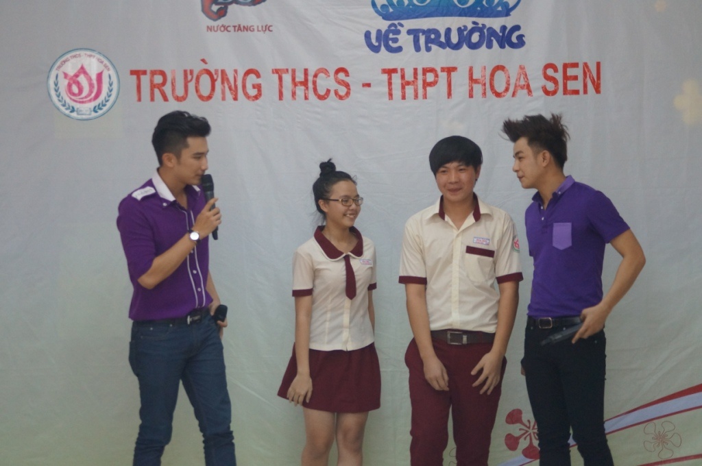 Duong Hieu Nghia hao huc ve tham truong cu hinh anh