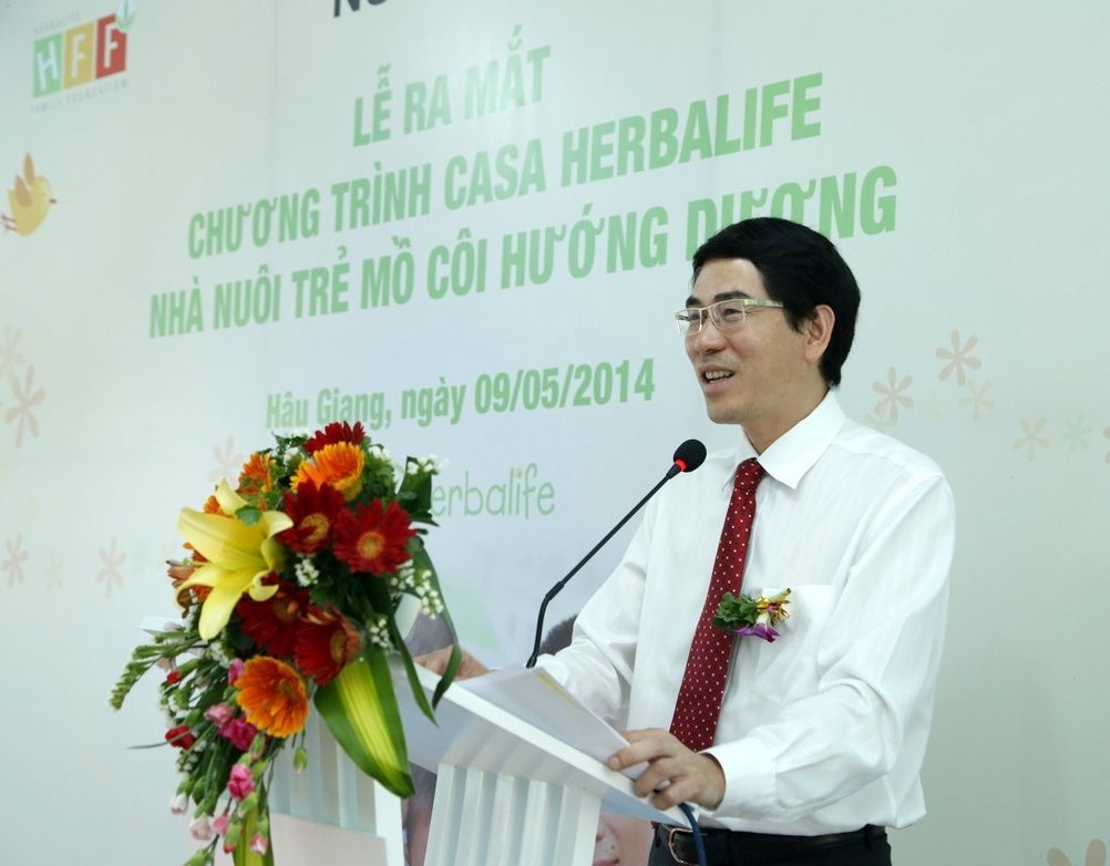 TS. Nguyễn Thắng và đại diện nhà nuôi trẻ mồ côi Hướng Dương trao quà cho các em tại đây.