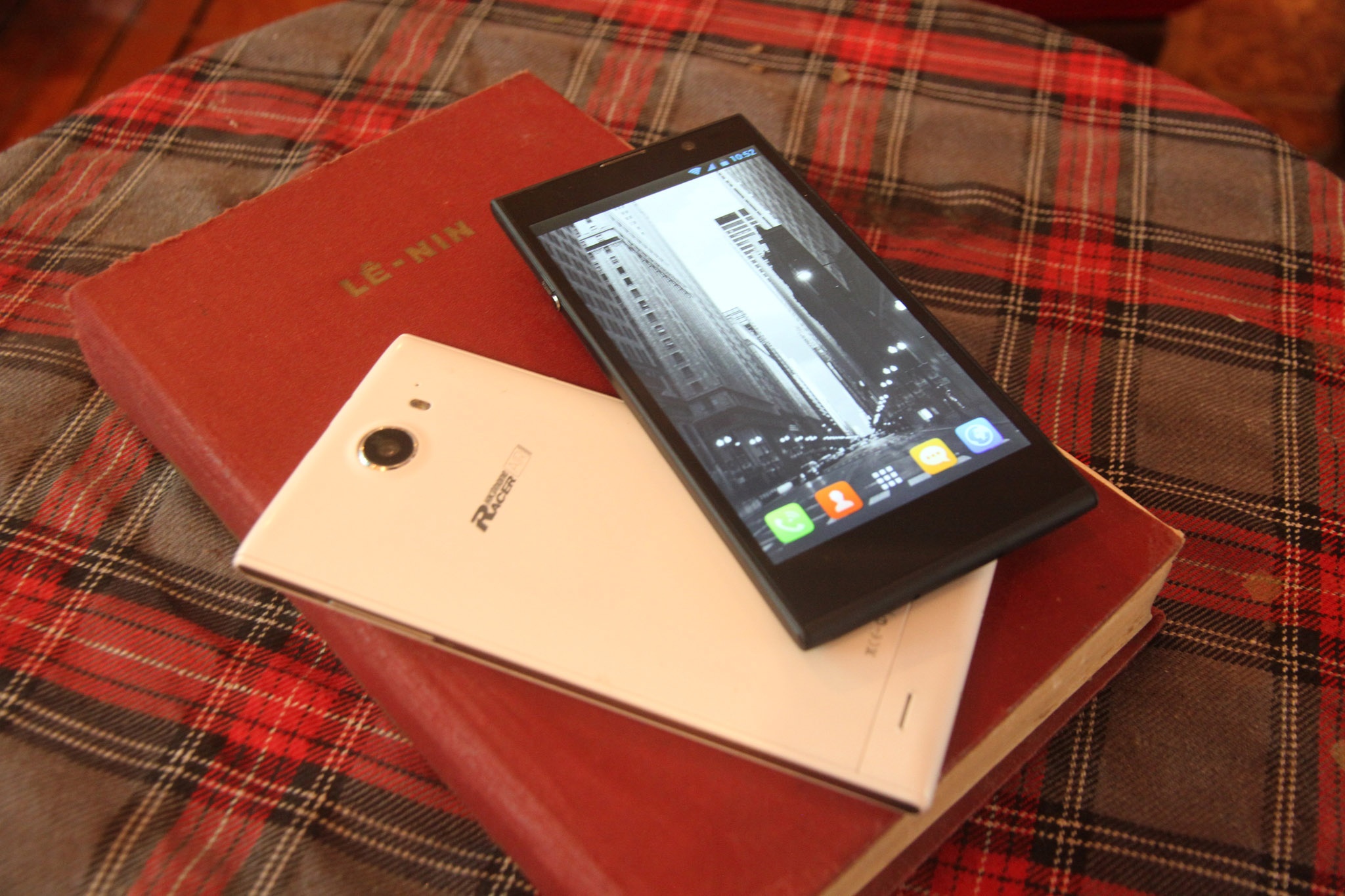 Chiem nguong duong net smartphone thiet ke phong cach Italy hinh anh